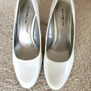 Bandolino- medium heeled white shoes. Size 7.5